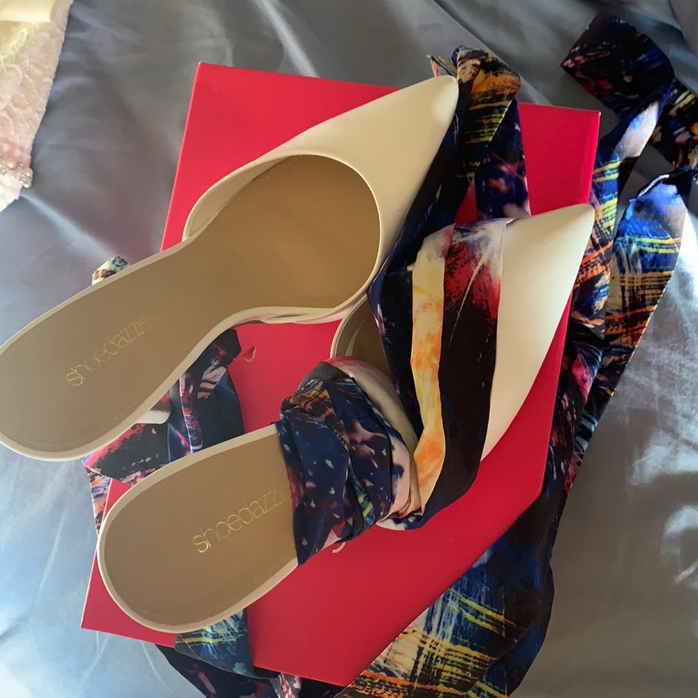 Shoe dazzle White Heels with fabric ties